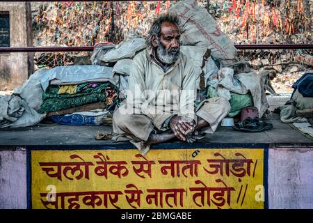 Tempel, Märkte, Bettler, das tägliche Leben entlang der Rundstrecke um den heiligen Hügel von Kamadgiri, in Chitrakut, Uttar Pradesh, Indien Stockfoto