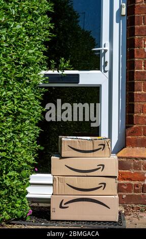 Amazon Karton-Lieferkartons vor der Haustür Stockfoto