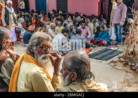 Tempel, Märkte, Bettler, das tägliche Leben entlang der Rundstrecke um den heiligen Hügel von Kamadgiri, in Chitrakut, Uttar Pradesh, Indien Stockfoto