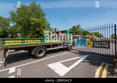 Ruislip, Großbritannien. Mai 2020. Ein Lastwagen kommt am Eingang zum Ducks Hill Garden Center in Ruislip im Nordwesten Londons an, das derzeit während der andauernden Sperrung der Coronavirus-Pandemie geschlossen ist. Boris Johnson, Premierminister, wird am Sonntag, den 10. Mai eine "Roadmap"-Rede halten, um die Pläne der Regierung zur Aufhebung der Sperrbeschränkungen und die Wiedereröffnung von Gartencentern zu enthüllen. Kredit: Stephen Chung / Alamy Live News Stockfoto