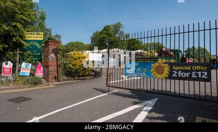 Ruislip, Großbritannien. Mai 2020. Der Eingang zum Ducks Hill Garden Center in Ruislip, im Nordwesten Londons, ist derzeit während der laufenden Sperrung der Coronavirus-Pandemie geschlossen. Boris Johnson, Premierminister, wird am Sonntag, den 10. Mai eine "Roadmap"-Rede halten, um die Pläne der Regierung zur Aufhebung der Sperrbeschränkungen und die Wiedereröffnung von Gartencentern zu enthüllen. Kredit: Stephen Chung / Alamy Live News Stockfoto
