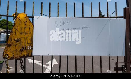 Ruislip, Großbritannien. Mai 2020. Ein Schild am Eingang zum Ducks Hill Garden Center in Ruislip, im Nordwesten Londons, das derzeit während der andauernden Sperrung der Coronavirus-Pandemie geschlossen ist. Boris Johnson, Premierminister, wird am Sonntag, den 10. Mai eine "Roadmap"-Rede halten, um die Pläne der Regierung zur Aufhebung der Sperrbeschränkungen und die Wiedereröffnung von Gartencentern zu enthüllen. Kredit: Stephen Chung / Alamy Live News Stockfoto