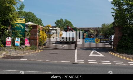 Ruislip, Großbritannien. Mai 2020. Der Eingang zum Ducks Hill Garden Center in Ruislip, im Nordwesten Londons, ist derzeit während der laufenden Sperrung der Coronavirus-Pandemie geschlossen. Boris Johnson, Premierminister, wird am Sonntag, den 10. Mai eine "Roadmap"-Rede halten, um die Pläne der Regierung zur Aufhebung der Sperrbeschränkungen und die Wiedereröffnung von Gartencentern zu enthüllen. Kredit: Stephen Chung / Alamy Live News Stockfoto
