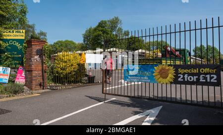 Ruislip, Großbritannien. Mai 2020. Ein Arbeiter schließt das Tor am Eingang zum Ducks Hill Garden Center in Ruislip, im Nordwesten Londons, das derzeit während der andauernden Sperrung der Coronavirus-Pandemie geschlossen wird. Boris Johnson, Premierminister, wird am Sonntag, den 10. Mai eine "Roadmap"-Rede halten, um die Pläne der Regierung zur Aufhebung der Sperrbeschränkungen und die Wiedereröffnung von Gartencentern zu enthüllen. Kredit: Stephen Chung / Alamy Live News Stockfoto