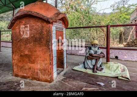 Tempel, Märkte, Bettler, das tägliche Leben entlang der Rundstrecke um den heiligen Hügel von Kamadgiri, in Chitrakut, Uttar Pradesh, Indien Stockfoto