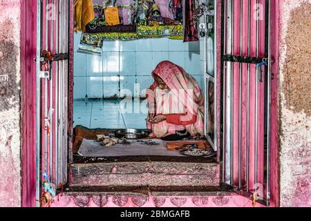 Tempel, Märkte, Bettler, das tägliche Leben entlang der Rundstrecke um den heiligen Hügel von Kamadgiri, in Chitrakut, Uttar Pradesh, Indien Stockfoto