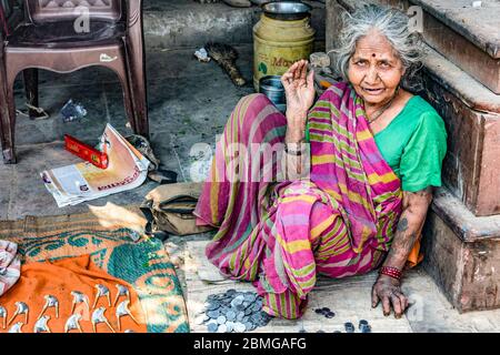 Tempel, Märkte, Bettler, das tägliche Leben entlang der Rundstrecke um den heiligen Hügel von Kamadgiri, in Chitrakut, Uttar Pradesh, Indien Stockfoto