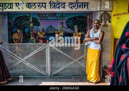 Tempel, Märkte, Bettler, das tägliche Leben entlang der Rundstrecke um den heiligen Hügel von Kamadgiri, in Chitrakut, Uttar Pradesh, Indien Stockfoto