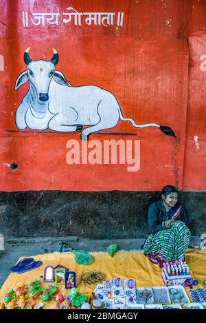 Tempel, Märkte, Bettler, das tägliche Leben entlang der Rundstrecke um den heiligen Hügel von Kamadgiri, in Chitrakut, Uttar Pradesh, Indien Stockfoto