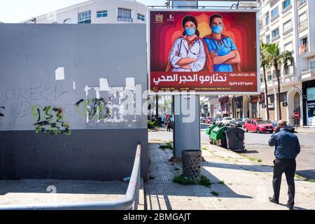 Marokko, Casablanca: Ausbruch des Coronavirus, Covid-19, am Montag, 20. April 2020. Kampagne für öffentliche Gesundheit auf einer Plakatwand Stockfoto