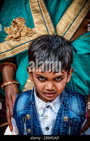 Tempel, Märkte, Bettler, das tägliche Leben entlang der Rundstrecke um den heiligen Hügel von Kamadgiri, in Chitrakut, Uttar Pradesh, Indien Stockfoto