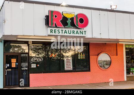 NORWALK, CT, USA - 8. MAI 2020: Fassade des Rio Restaurants mit Eingang Stockfoto