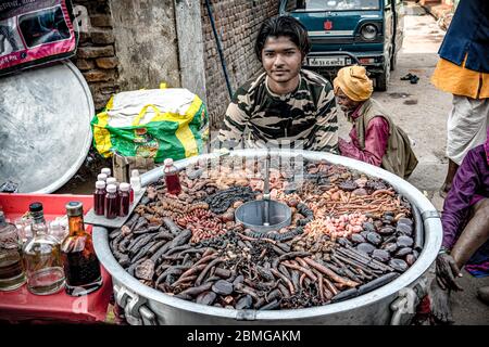 Tempel, Märkte, Bettler, das tägliche Leben entlang der Rundstrecke um den heiligen Hügel von Kamadgiri, in Chitrakut, Uttar Pradesh, Indien Stockfoto