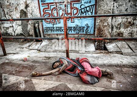 Tempel, Märkte, Bettler, das tägliche Leben entlang der Rundstrecke um den heiligen Hügel von Kamadgiri, in Chitrakut, Uttar Pradesh, Indien Stockfoto