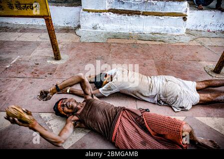 Tempel, Märkte, Bettler, das tägliche Leben entlang der Rundstrecke um den heiligen Hügel von Kamadgiri, in Chitrakut, Uttar Pradesh, Indien Stockfoto