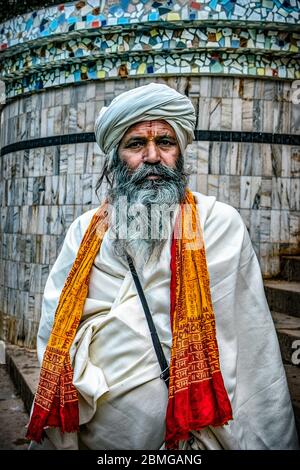 Waschungen und Gebete entlang des RAM Ghat auf Mandakini Fluß von Chitrakut, Uttar Pradesh, Indien Stockfoto