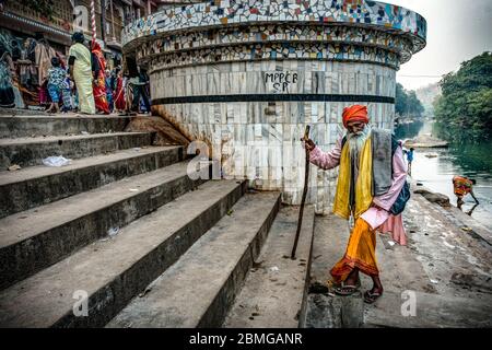 Waschungen und Gebete entlang des RAM Ghat auf Mandakini Fluß von Chitrakut, Uttar Pradesh, Indien Stockfoto