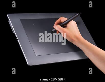 Hand hält digitalen Grafikstift und Zeichnung Grafik-Tablet isoliert auf schwarz Stockfoto