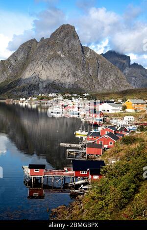Das Dorf reine an der Küste von Moskenesoya, Lofoten-Inseln, Norwegen. Stockfoto