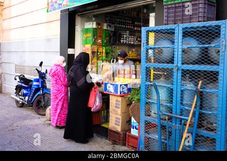 Marokko, Casablanca: Ausbruch des Coronavirus, Covid-19, am 26. April 2020. Frauen mit einer Gesichtsmaske vor einem Geschäft Stockfoto