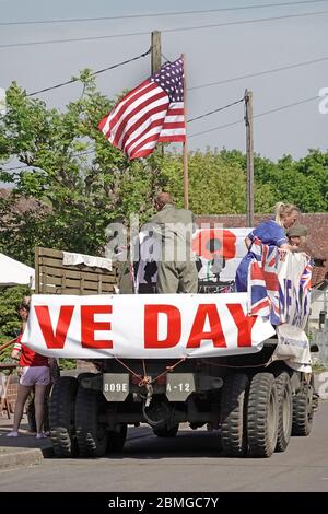 USA erhalten Militär LKW dekoriert VE Tag Union Jack & American Stars & Stripes Flagge Aufruf an 2020 Straße Feiern Parteien Essex England UK Stockfoto