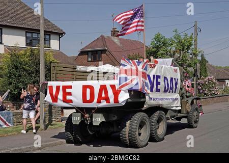 USA erhalten Militär LKW dekoriert VE Tag Union Jack & American Stars & Stripes Flagge Aufruf an 2020 Straße Feiern Parteien Essex England UK Stockfoto