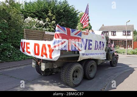 USA erhalten Militär LKW dekoriert VE Tag Union Jack & American Stars & Stripes Flagge Aufruf an 2020 Straße Feiern Parteien Essex England UK Stockfoto