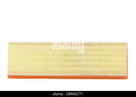 Isolieren. Der saubere gelb-orange Autoluftfilter auf weißem Hintergrund. Blick von unten. Ersatzteile für Fahrzeuge. Stockfoto