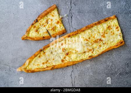 Türkische Pide mit Käse / Kasarli Pide. Traditionelle Küche. Stockfoto