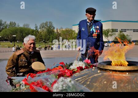 (200509) -- NUR-SULTAN, 9. Mai 2020 (Xinhua) -- zwei kasachische Veteranen schauen sich die ewige Flamme auf dem Platz des Verteidigers des Vaterlandes in nur-Sultan, Kasachstan, 9. Mai 2020 an. Statt Umzüge und Feuerwerk feierte Kasachstan den 75. Jahrestag des Sieges im Großen Vaterländischen Krieg mit kleinen, aber doch herzerwärmenden Ereignissen inmitten der Ausbreitung der COVID-19. (Foto von Kalishan Ospanov/Xinhua) Quelle: Xinhua/Alamy Live News Stockfoto