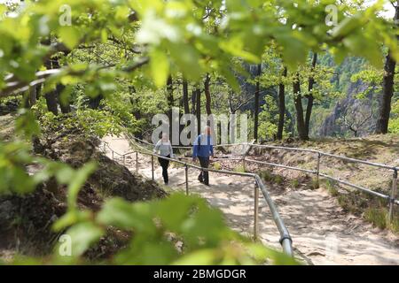 Thale, Deutschland. Mai 2020. Besucher des Harzes wandern an einem sonnigen Frühlingstag hoch über dem Bodetal zum Aussichtspunkt Roßtrappe. Die Roßtrappe, ein 403 Meter hoher Granitfelsen, ist für viele Wanderer ein beliebtes Ausflugsziel im Harz. Quelle: Matthias Bein/dpa-Zentralbild/ZB/dpa/Alamy Live News Stockfoto