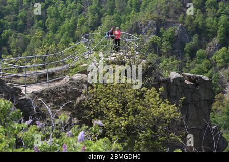 Thale, Deutschland. Mai 2020. Die Harzer Besucher stehen an einem sonnigen Frühlingstag hoch über dem Bodetal auf dem Aussichtspunkt Roßtrappe. Die Roßtrappe, ein 403 Meter hoher Granitfelsen, ist für viele Wanderer ein beliebtes Ausflugsziel im Harz. Quelle: Matthias Bein/dpa-Zentralbild/ZB/dpa/Alamy Live News Stockfoto