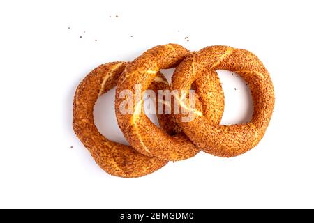 Drei traditionelle türkische knusprige Bagel mit Sesam, auf weißem Hintergrund.Nahaufnahme. Sesambrötchen Stockfoto