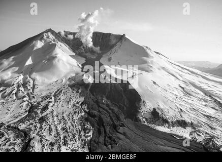 SKAMANIA COUNTY, WASHINGTON, USA - 1982: Mount St. Helens und Dampfwolke aus dem Lavadom im Vulkankrater. Stockfoto