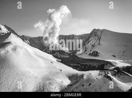 SKAMANIA COUNTY, WASHINGTON, USA - 1982: Mount St. Helens und Dampfwolke aus dem Lavadom im Vulkankrater. Stockfoto