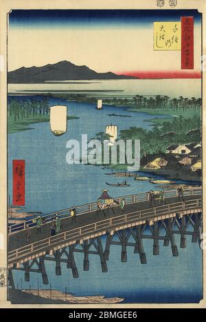 [ 1850er Japan - Arakawa River ] - Menschen, die die Senju Ohashi Brücke über den Arakawa River in Edo (aktuelle Tokyo), 1856 (Ansei 3). Dieser Holzschnitt ist Bild 103 in hundert berühmten Ansichten von Edo (名所江戸百景, Meisho Edo Hyakkei), einer Serie von Ukiyoe Künstler Utagawa Hiroshige (歌川広重, 1797–1858) erstellt. Es ist eine von 20 Winterszenen der Serie. Titel: Senju Ohashi (千住の大はし, Senju no ohashi) Vintage Ukiyoe Holzschnitt aus dem 19. Jahrhundert. Stockfoto