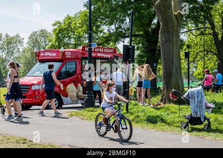 London, Großbritannien. Mai 2020. Der Mr Whippy Eiswagen kommt sehr beliebt zurück. Clapham Common ist nicht so beschäftigt, obwohl die Sonne draußen ist und dass jetzt Leute, wenn auch nur kurz, auf den Bänken sitzen dürfen. Die "Lockdown" geht weiter für den Ausbruch des Coronavirus (Covid 19) in London. Kredit: Guy Bell/Alamy Live News Stockfoto