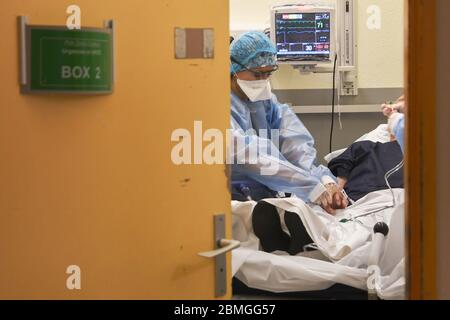 Korsika, Bastia, am 23. April 2020: Medizinisches Team und Patienten in einer Krankenstation des Covid-19 Krankenhauses, im Krankenhaus Bastia, während des Coronavirus-Ausbruchs Stockfoto