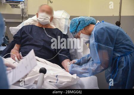 Korsika, Bastia, am 23. April 2020: Medizinisches Team und Patienten in einer Krankenstation des Covid-19 Krankenhauses, im Krankenhaus Bastia, während des Coronavirus-Ausbruchs Stockfoto