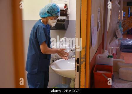 Korsika, Bastia, am 23. April 2020: Medizinisches Team in einer Krankenstation des Covid-19 Krankenhauses, im Bastia Krankenhaus, während des Coronavirus-Ausbruchs Stockfoto