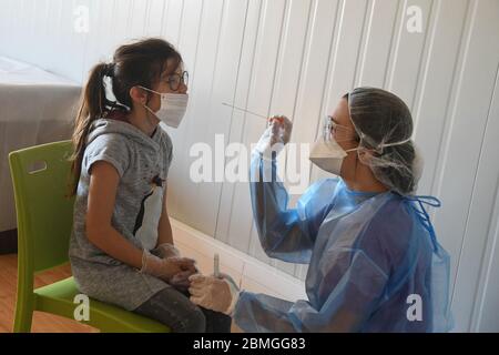 Korsika, Bastia, am 23. April 2020: Medizinisches Team in einer Krankenstation des Covid-19 Krankenhauses, im Bastia Krankenhaus, während des Coronavirus-Ausbruchs. Covid-19 Screening tes Stockfoto