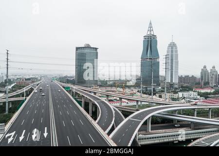 Luftaufnahme von Autobahn und Überführung in der Stadt an einem bewölkten Tag Stockfoto