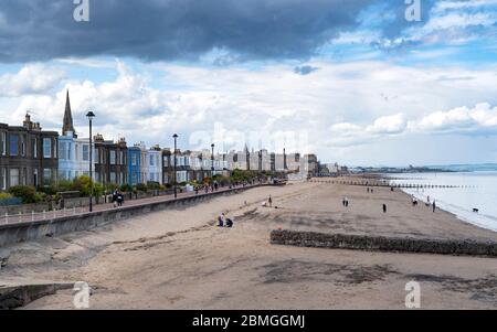 Blick entlang des Strandes mit bewölktem Himmel in Portobello in Schottland, Großbritannien Stockfoto