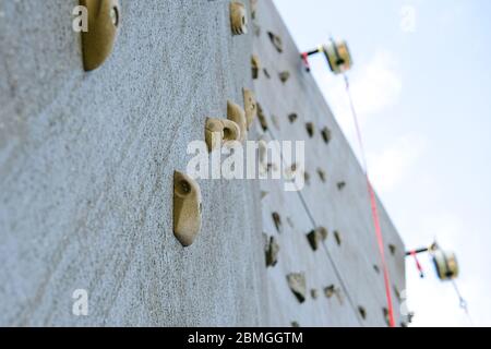 Outdoor Kletterwand, eine künstlich konstruierte Wand mit Griffen für Hände und Füße. Stockfoto