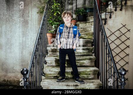 Coronavirus-Ausbruch, Covid-19: Illustration zur Wiedereröffnung von Schulen. Schuljunge mit Rucksack, am 30. April 2020 Stockfoto