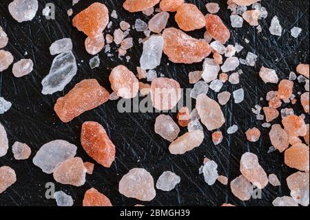 Nahaufnahme von himalaya-Salzkristallen über einem Schieferbrett Stockfoto