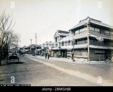 [ 1890er Jahre Japan - Yokohama Street ] - Straße in Yokohama, Präfektur Kanagawa. Vintage Albumin-Fotografie aus dem 19. Jahrhundert. Stockfoto