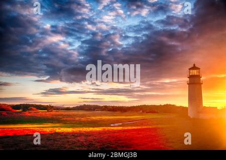 Der Hochlandleuchtturm im Norden truro massachusetts auf Kap Cod vor einem dramatischen orangen Sonnenuntergangshimmel. Stockfoto