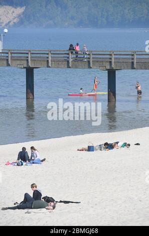 09. Mai 2020, Mecklenburg-Vorpommern, Binz: Spaziergänger wandern auf der Anlegestelle des Ostseebades Binz. In Mecklenburg-Vorpommern dürfen ausländische Eigentümer von Zweitwohnungen seit dem 1. Mai wieder in das Land einreisen. Seit Samstag, dem 9. Mai 2020, dürfen Restaurants unter strengen Hygienebedingungen und Entfernungsregeln für Einheimische geöffnet werden. Foto: Stefan Sauer/dpa-Zentralbild/dpa Stockfoto