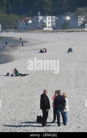 09. Mai 2020, Mecklenburg-Vorpommern, Binz: Wanderer sind am Strand des Ostseebades Binz. In Mecklenburg-Vorpommern dürfen ausländische Eigentümer von Zweitwohnungen seit dem 1. Mai wieder in das Land einreisen. Seit Samstag, dem 9. Mai 2020, dürfen Restaurants unter strengen Hygienebedingungen und Entfernungsregeln für Einheimische geöffnet werden. Foto: Stefan Sauer/dpa-Zentralbild/dpa Stockfoto